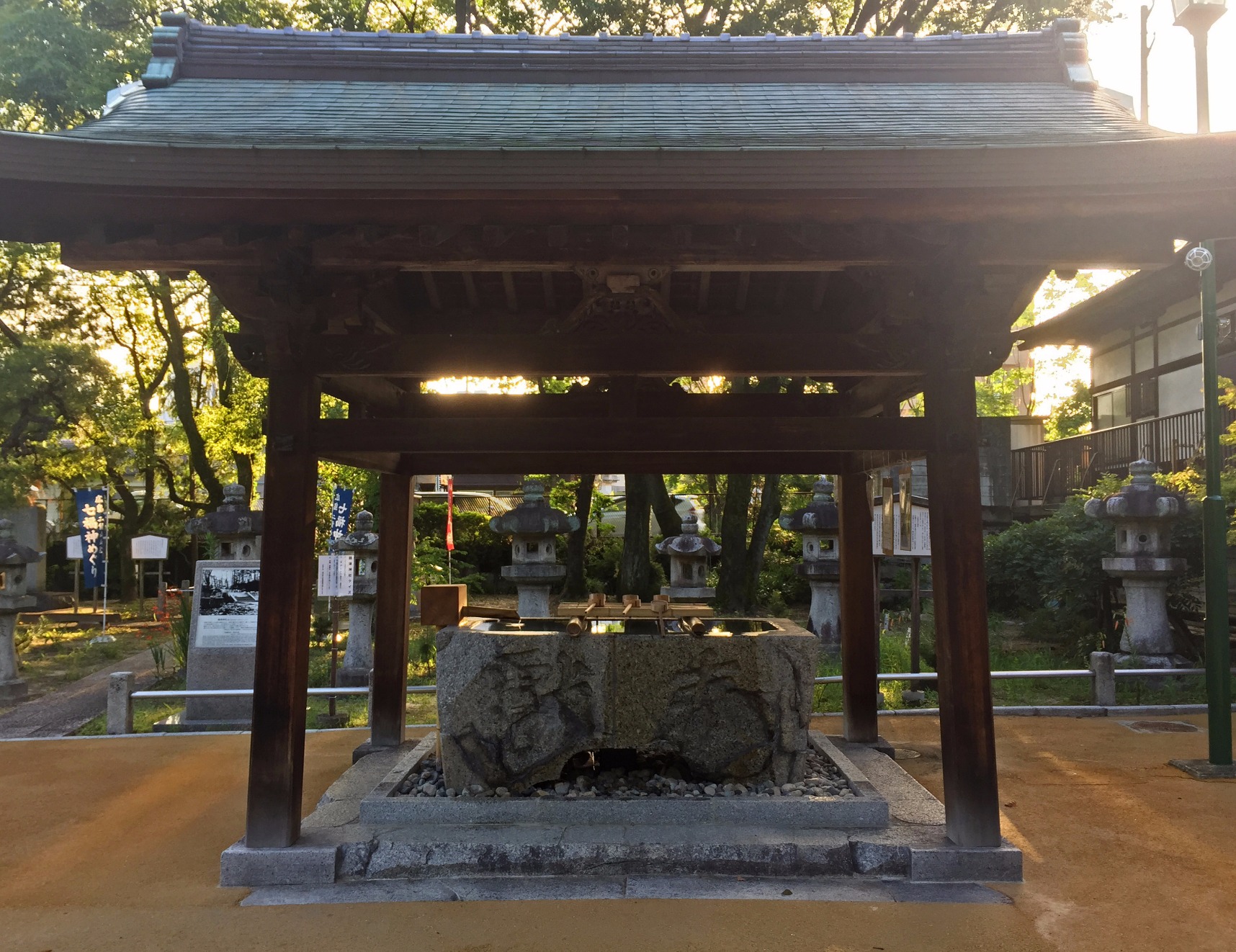 饒津神社　原爆手水鉢