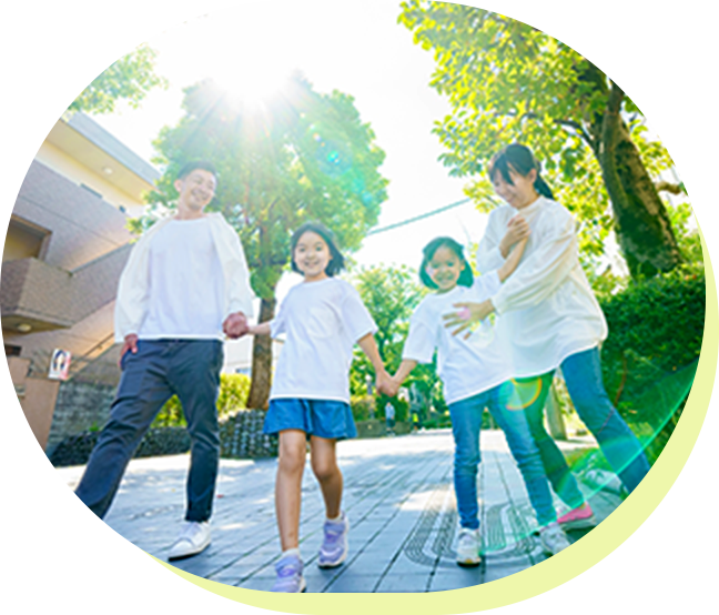 街歩きをする家族